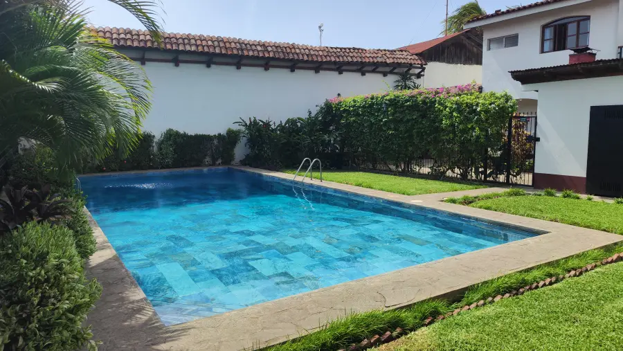 La piscina vista desde el jardín