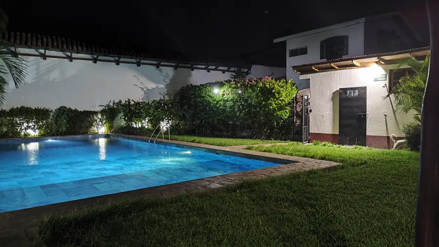 De noche, iluminada