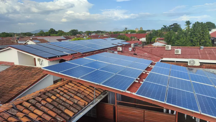 Una parte de Los paneles fotovoltaicos que están ubicados sobre el techo del hotel. Al fondo están cuatro paneles de agua caliente.