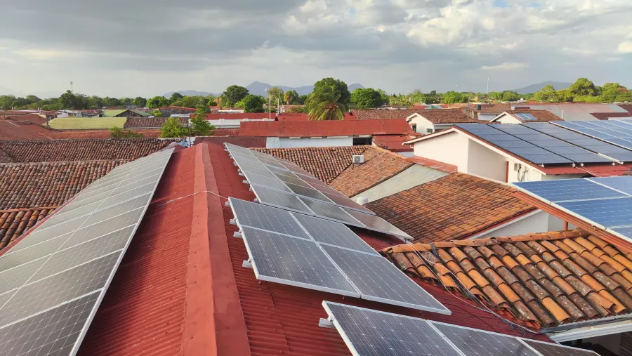 Los techos del hotels son cubiertos de paneles solares. Aquí vista hacia el norte con el volcán San Ceristopal al fondo