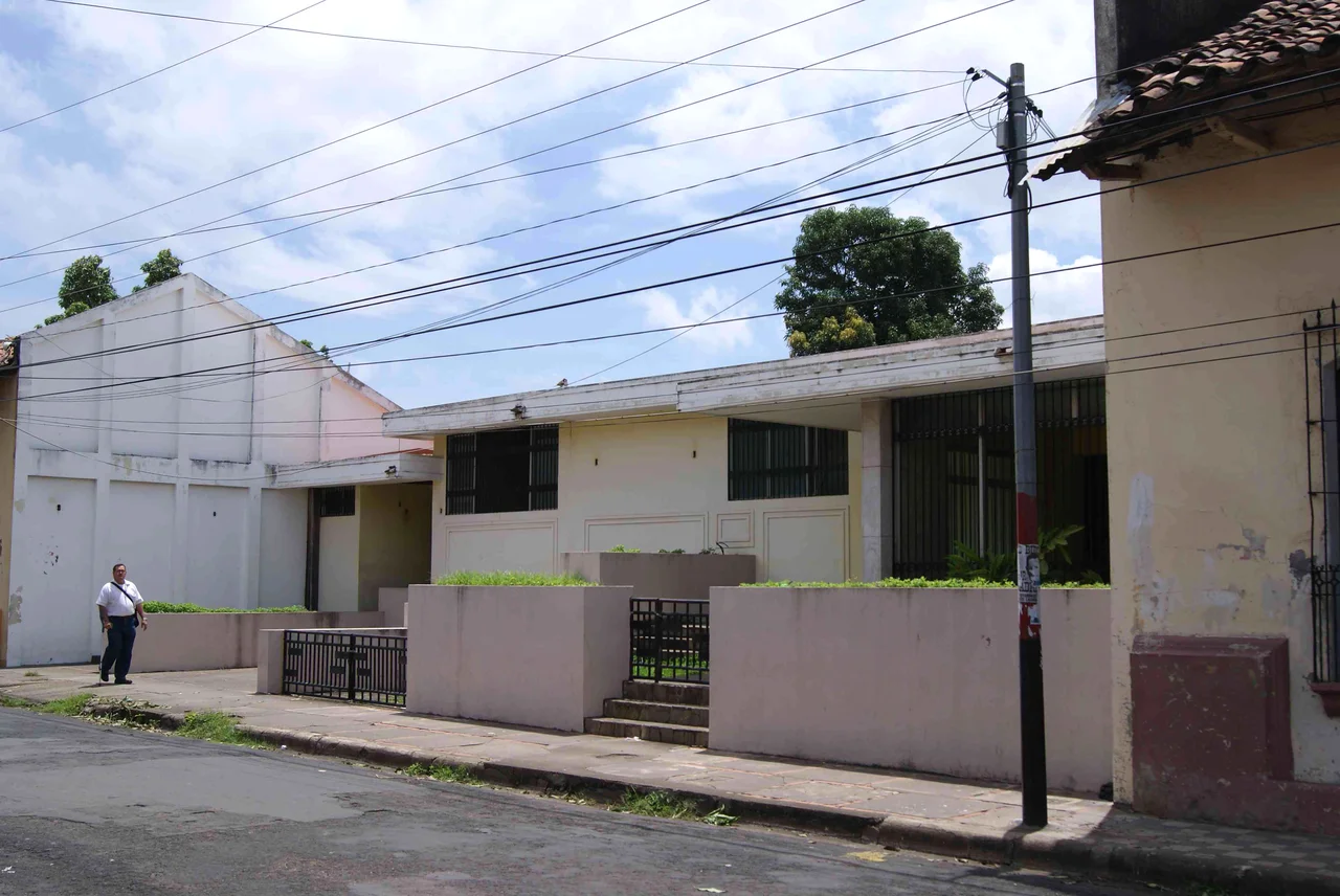 El inmueble y la calle original antes de la construcción del hotel