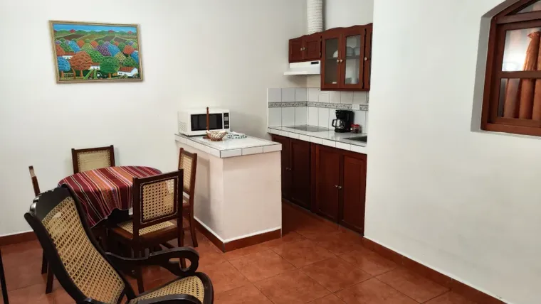 Sala con cocineta, microondas y comedor para cuatro