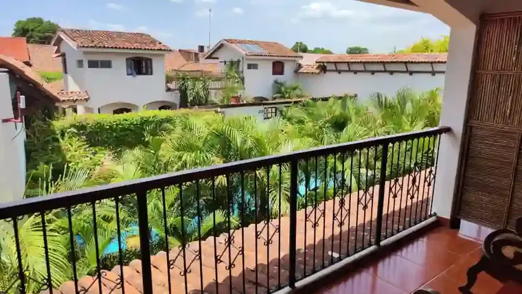 Balcón del apartamento 13 con vista al área de la piscina