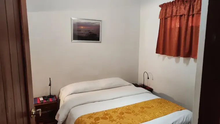 Dormitorio del apartamento 13 con una cama Queen