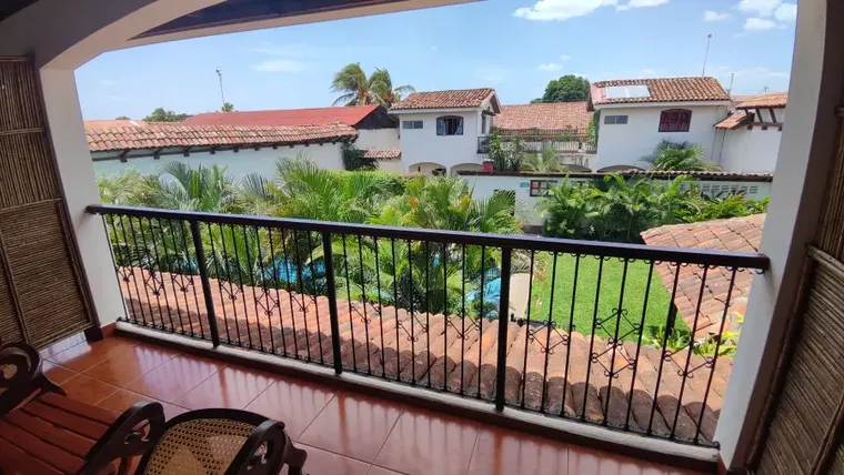 El balcón del apartamento 16, al norte, sobre la piscina