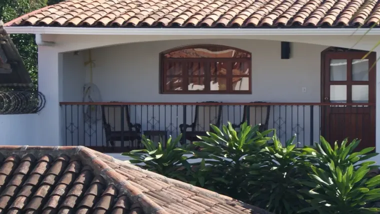 El balcón del apartamento 17, con mecedoras y techo de teja
