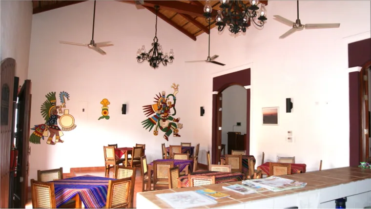 Mesas de la cafetería junto a las ventanas de madera