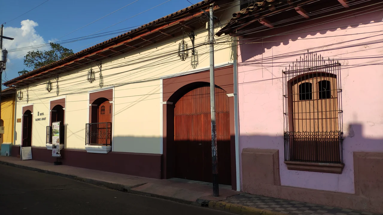 La fachada colonial del Hotel Cacique Adiact terminado