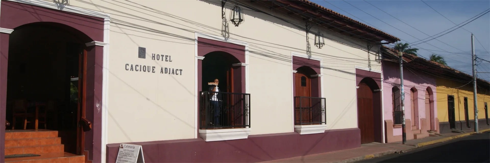 La fachada del hotel en una calle colonial de León, con el rótulo Hotel Cacique Adiact