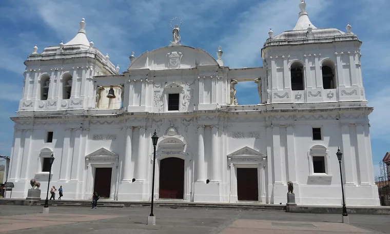 Den hvide facade på Leóns katedral under en klar himmel
