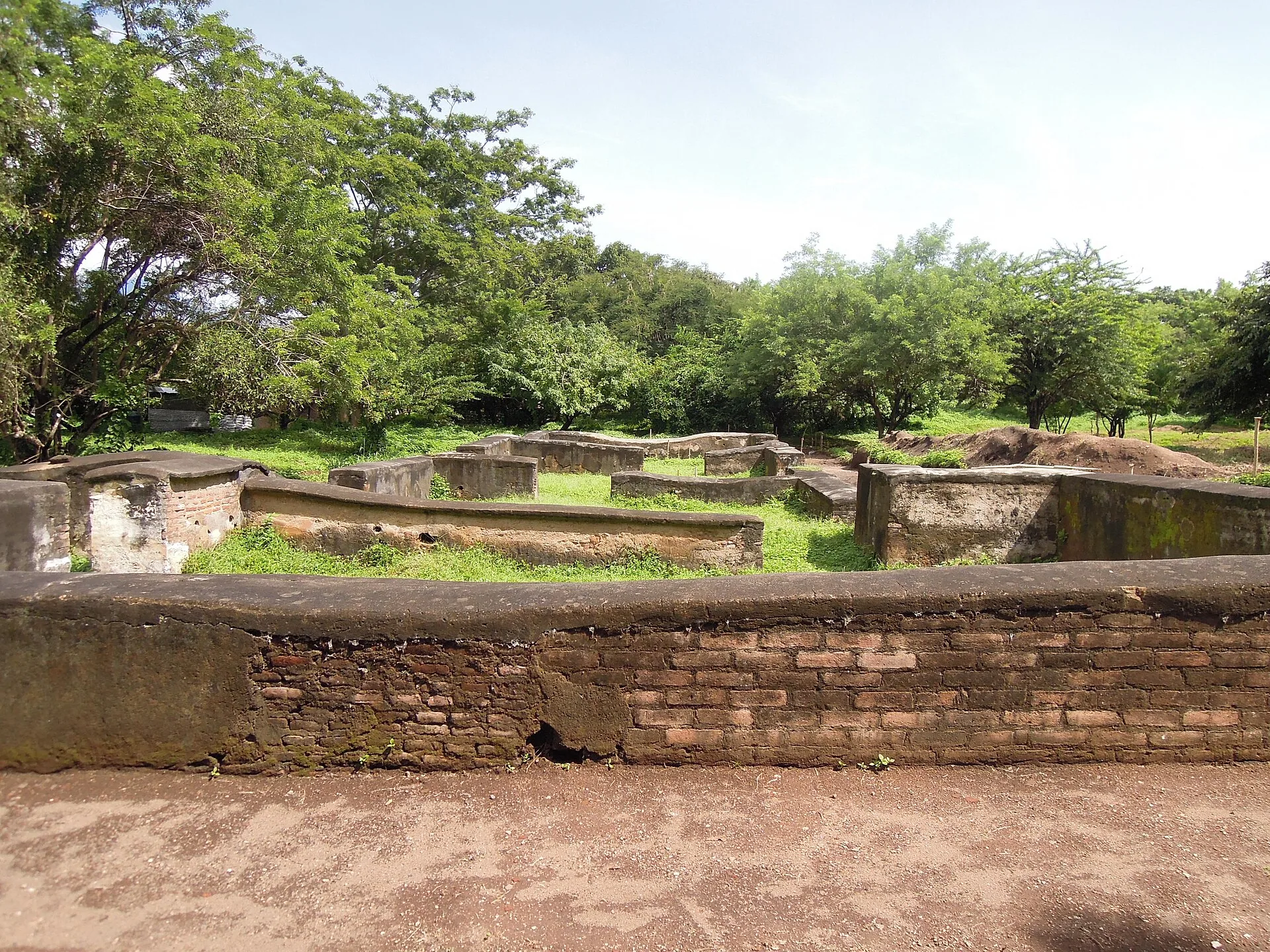 Los cimientos de piedra de las ruinas de León Viejo entre la vegetación