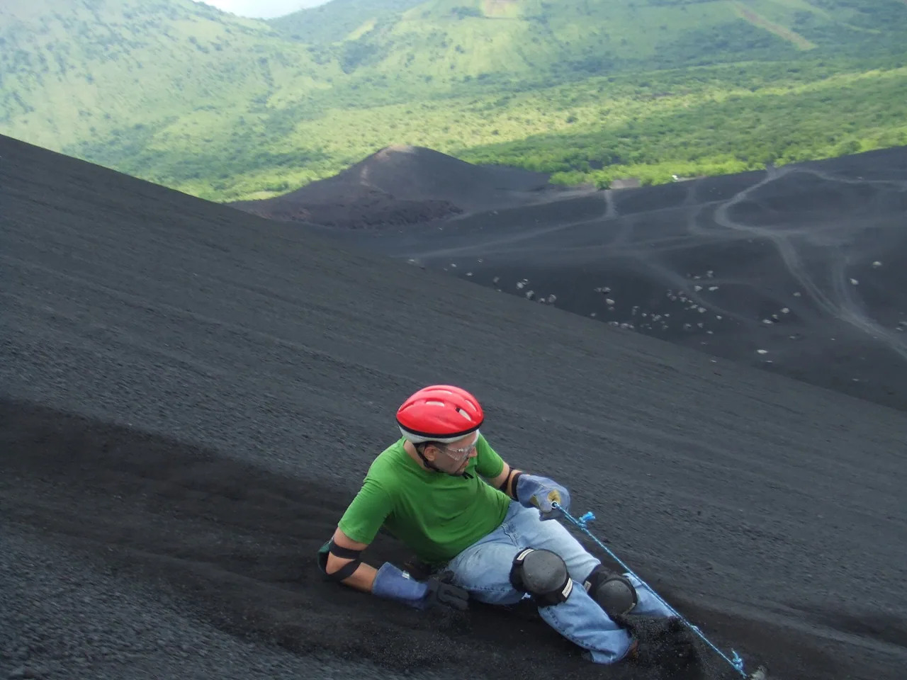 Bajando en tabla por la ladera de ceniza del Cerro Negro
