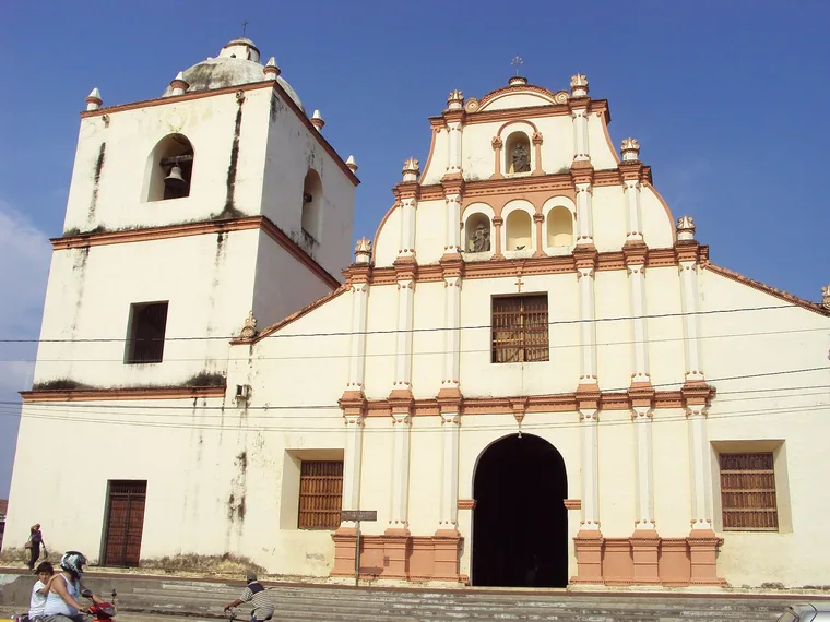 Den hvide facade på den koloniale kirke San Juan Bautista de Sutiaba