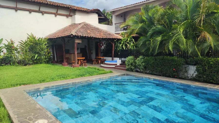 La piscina rodeada de arbustos con flores
