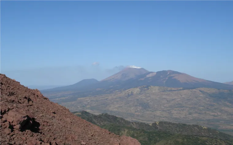 El San Cristóbal visto desde el Telica, sobre el terreno volcánico